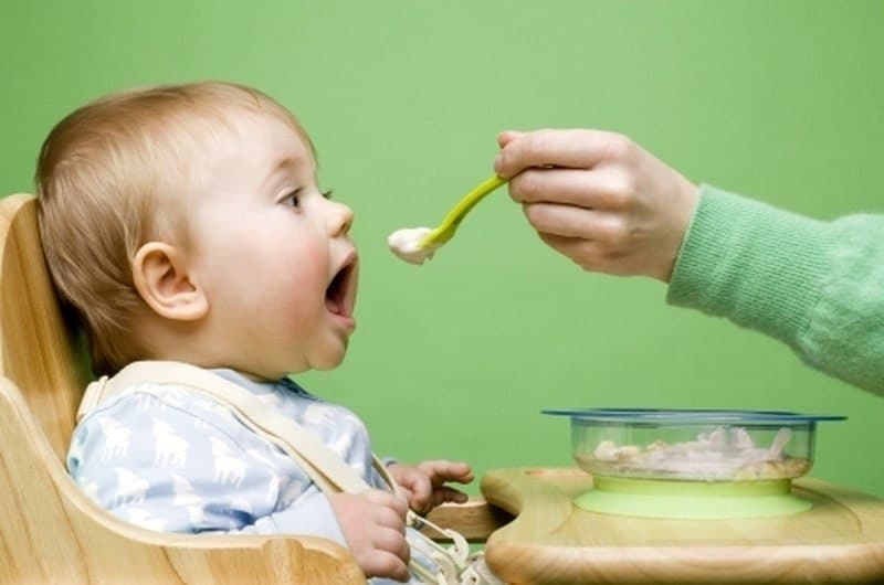 Bir yoshgacha bo'lgan bolalarga qanday qo'shimcha ovqatlar berish mumkin?