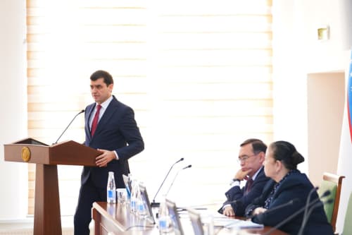 Танқидий-таҳлилий руҳда давом этаётган Ҳайъат йиғилишидан фотолавҳалар...