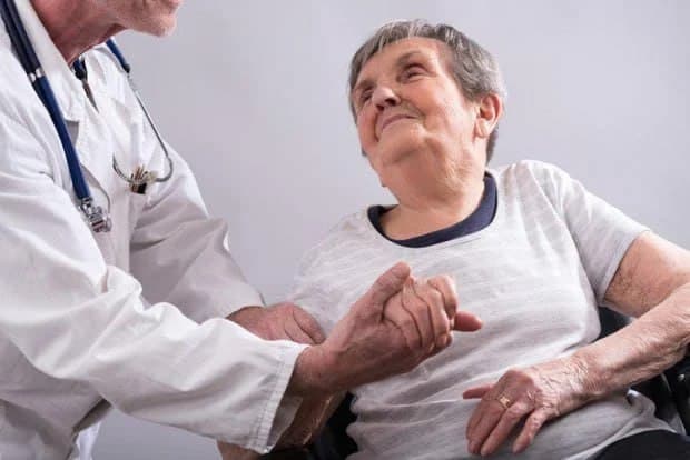 Деменция, Паркинсон ёки Альцгеймерга чалинганлар учун кундузги қатнов асосида қараб туриш хизмати кўрсатилади