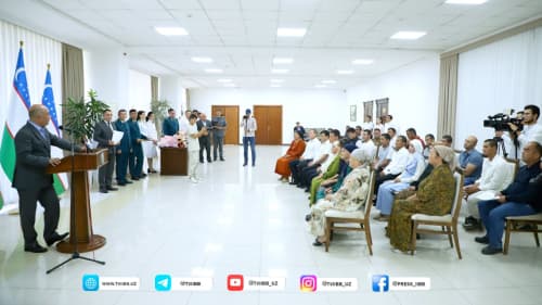 Группе лиц без гражданства, проживающих в Ташкентской области, торжественно вручили ID-карты