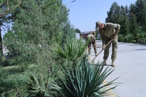 Harbiy xizmatchilar va ularning oila a'zolari ommaviy hashar ishlarida faol