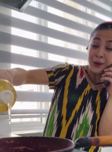 О том, как предотвратить большой пожар в бытовых условиях показывает сетевая знаменитость Асаль Сапарбаева.