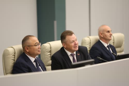 Министр по чрезвычайным ситуациям Азизбек Икрамов провёл встречу со своим белорусским коллегой Вадимом Синявским в рамках поездки делегации МЧС Узбекистана в Республику Беларусь