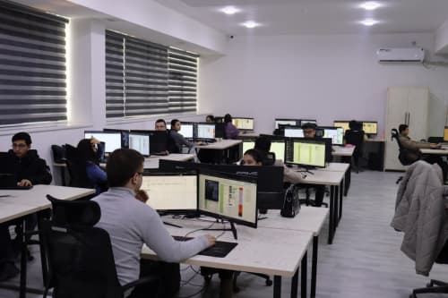 Qarshida yoshlar uchun raqamli imkoniyatlar: Xalqaro AT-kompaniyalar faoliyati bilan tanishildi