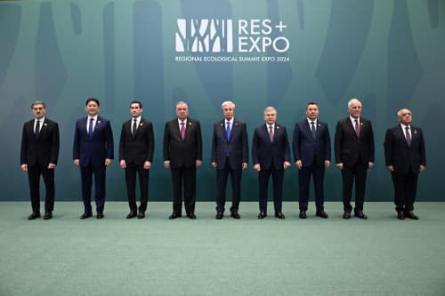 Президент Узбекистана посетил выставку Регионального экологического саммита