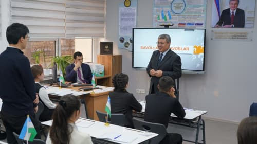 On the eve of Constitution Day, Minister of Justice Akbar Tashkulov held a lesson on "My Rights" for high school students of Specialized State General Education School № 9 of the Yunusabad district of Tashkent within the framework of "Future Hour."