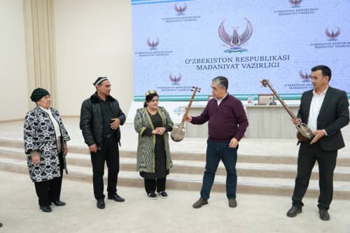 Stage costumes and musical instruments were presented to a group of art groups from Navoi region