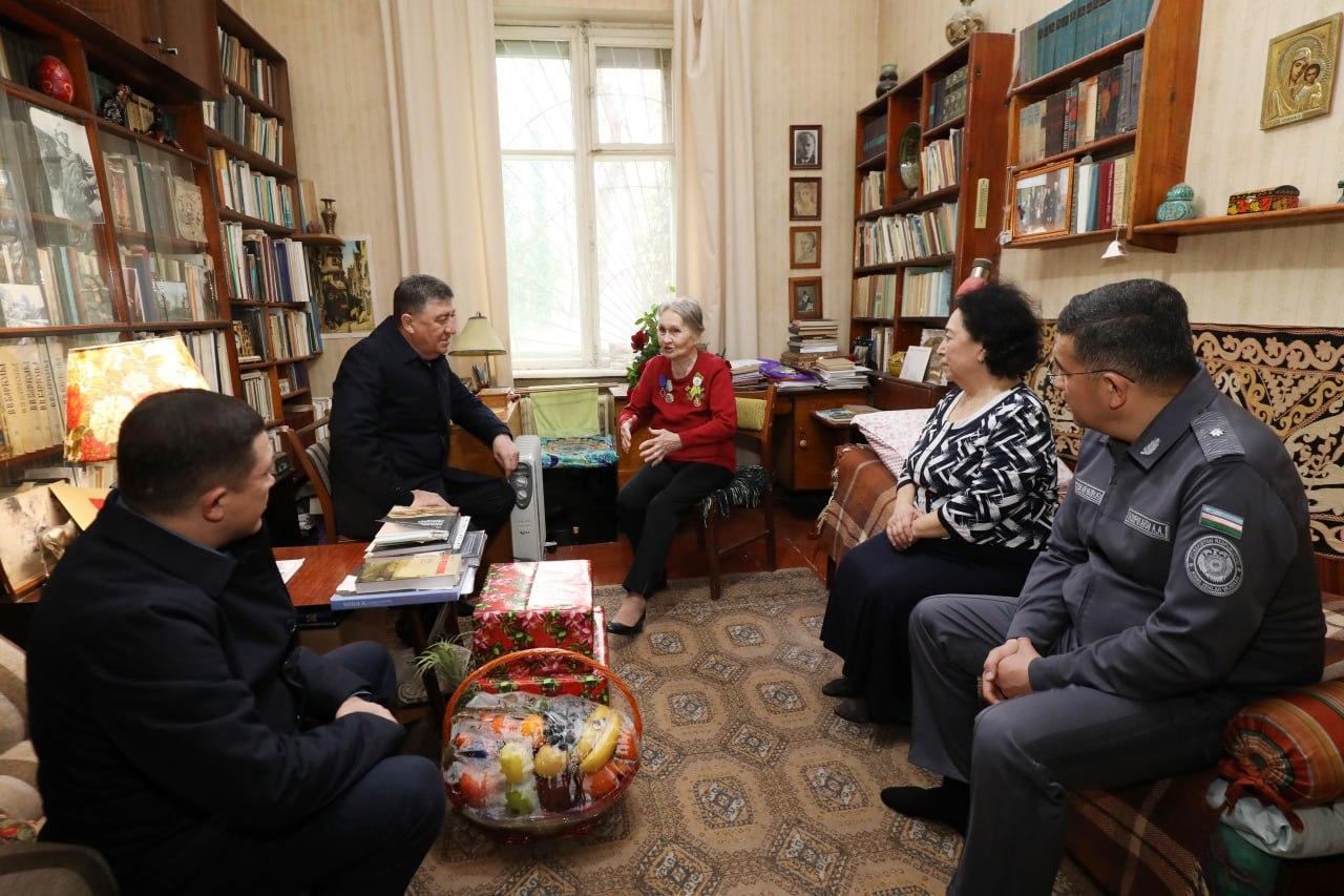 Ichki ishlar vaziri general-leytenant Poʻlat Bobojonov hamda soha masʼullari ulugʻ faxriylar, nuroniylar hamda ikkinchi jahon urushi va front orti qatnashchilari holidan xabar olishmoqda