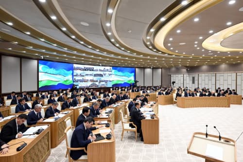 Туманлардаги марказий кўча, аҳоли гавжум жойларнинг катта қисмида давлат идоралари жойлашган