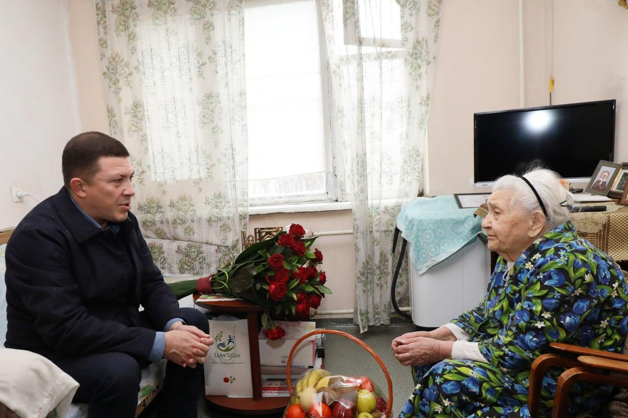 The Minister of Internal Affairs, Lieutenant-General Pulat Bobojonov, and field officials are visiting veterans and elders who served in the Second World War