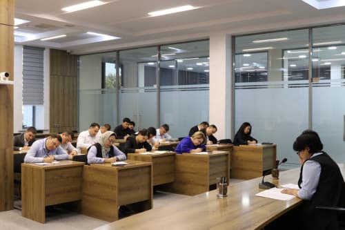 В министерстве проведён диктант под девизом «Узбекский язык объединяет всех нас!»