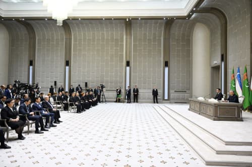 O‘zbekiston Respublikasi Prezidenti Shavkat Mirziyoyev va Turkmaniston Prezidenti Serdar Berdimuhamedov ommaviy axborot vositalari vakillari uchun bayonot berdilar. 