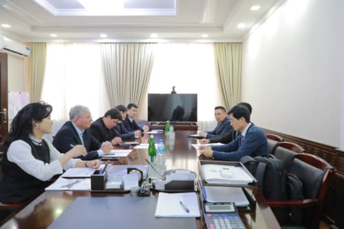 Председатель Совета Министров Республики Каракалпакстан Фарход Эрманов провел встречу с генеральным директором корейской компании "Haeorum ESS Energy co.,ltd" Ким Ки Джо.