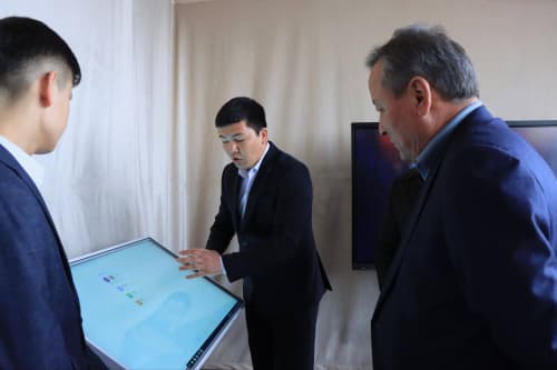 Viloyat hokimi yosh tadbirkorlar bilan uchrashdi