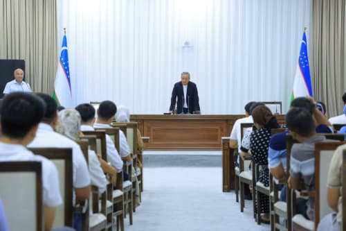 Viloyat hokimi bitiruvchi yoshlar bilan ochiq muloqot o‘tkazdi