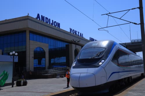 Andijonga zamonaviy tezyurar poyezd kirib keldi