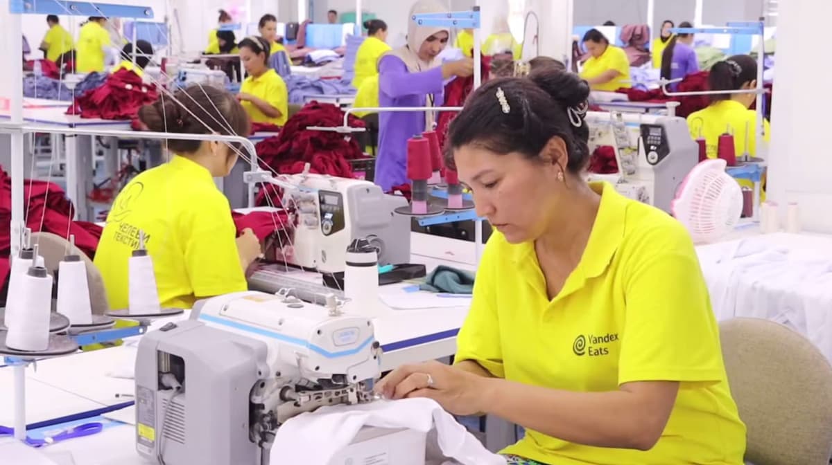 Trabajadora de una planta de confección en Syrdarya, Uzbekistán