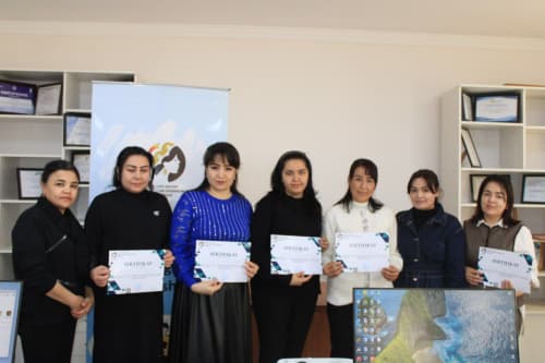 Bir guruh xotin-qizlar AT va dasturlash yo'nalishida o'qib, maxsus sertifikatga ega bo'ldi