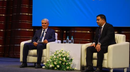 Вилоят ҳокими, маҳаллани қўллаб-қувватлаш вилоят кенгаши раиси Ботир Зарипов вилоятдаги барча маҳалла фуқаролар йиғинлари раислари билан учрашди.  Самимий мулоқот “Маҳмуд Торобий” спектакли томошасига уланди