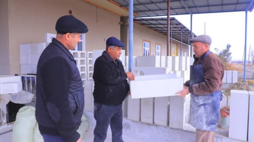 Qorakoʻl: Sherali Rahmatov ham qishloqda penablok tayyorlash sexini yuritmoqda