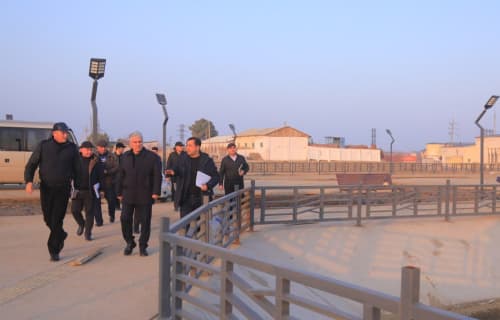 Ботир Зарипов Олот туманида “Соҳил бўйи” аҳоли дам олиш маскани лойиҳаси доирасидаги ишлар билан танишди