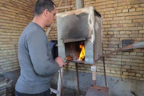 Qorakoʻl: “Temirni qizigʻida bosayotgan” ustaning qoʻli dard koʻrmasin