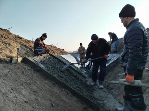 Qorakoʻl: Tashabbus mahallasidan oʻtgan ariq oʻzani ham betonlashtirilmoqda