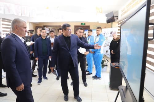 Ёшлар кунида вилоят ҳокими Жондор туманидаги 1-сонли умумтаълим мактабида бўлди