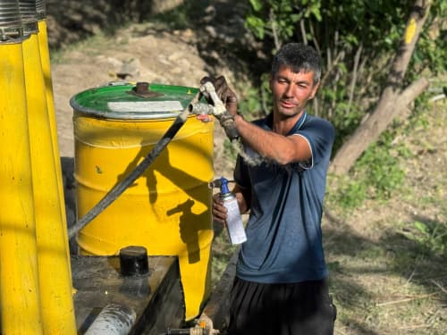 Шофиркон: Нуриддин Нарзиев оддий чиқиндидан муқобил энергия ишлаб чиқарувчи генераторни тақдим этди