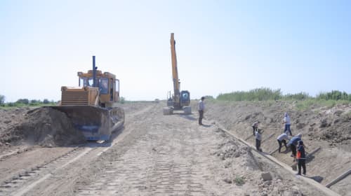 “Қумкашон”, “Баёт” ва “Катта Баёт” маҳаллаларидаги 4,5 километр ички сув тармоқларида ишлар жадал давом этмоқда