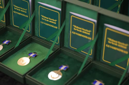 Бухоролик бир гуруҳ нуронийларга “Меҳнат фахрийси” кўкрак нишони топширилди