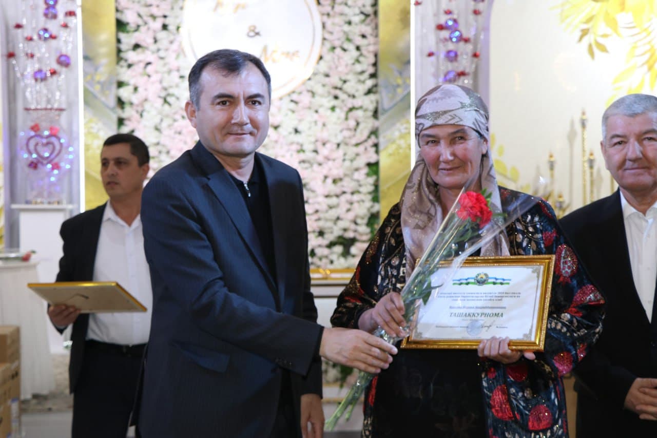 Viloyat hokimi faol va tajribali pillakorlarni e'tirof etdi