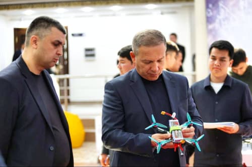 Normat Tursunov robotexnika bilan qiziquvchi yoshlar bilan uchrashdi