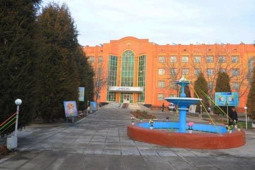 Namangan viloyati hokimi Shavkatjon Abdurazzoqov Uchqo‘rg‘on tumanida faoliyat yuritayotgan texnikumlar faoliyati hamda ularning istiqbolli rejalari bilan tanishdi.