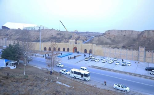 Viloyat hokimi Shavkatjon Abdurazzoqov Axsikent arxeologik parki hamda unga yondosh hududlarda amalga oshirilayotgan ishlarni koʻzdan kechirdi.