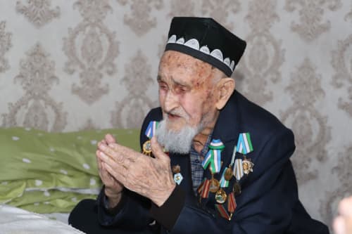 Namangan viloyati hokimi 104 yoshli urush qatnashchisi bilan iftorlik qildi.