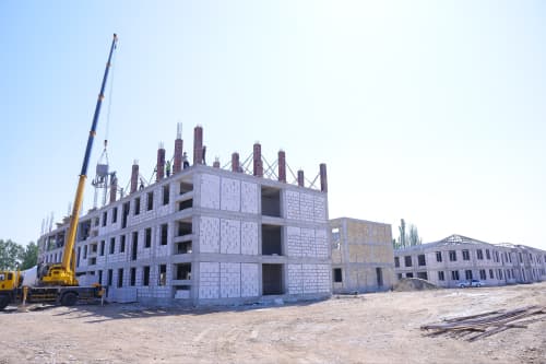 Norin tumanining “Yangi Namangan” mahallasida shaharsozlikni zamonaviy talablar asosida rivojlantirishga qaratilgan bunyodkorlik ishlari jadal surʼatlarda davom etmoqda.