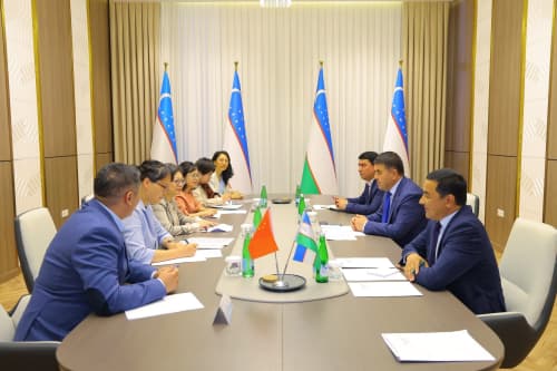 65-xalqaro "Gullar festivali" doirasida Namangan viloyati hokimi Shavkatjon Abdurazzoqov xorijiy mehmonlarni qabul qilmoqda.
