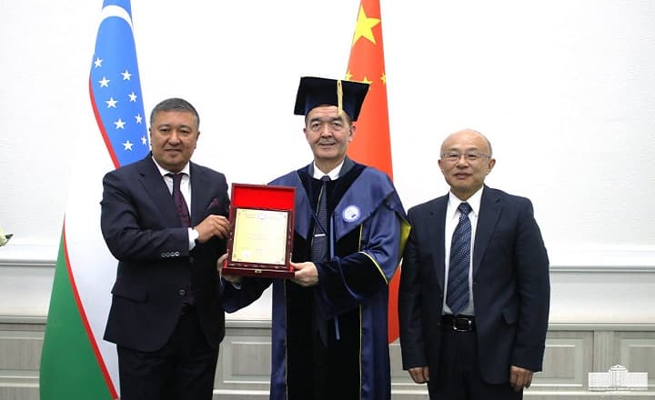 The Rector of Xinjiang Medical University has been awarded the title of honorary professor of Samarkand State Medical University.