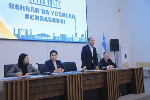 A meeting is being held with the young in the city of Kattakurgan