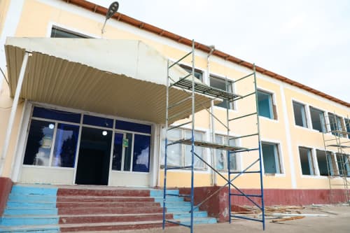 Surxondaryolik yana bir tadbirkor o‘zi o‘qigan maktabni ta’mirlamoqda