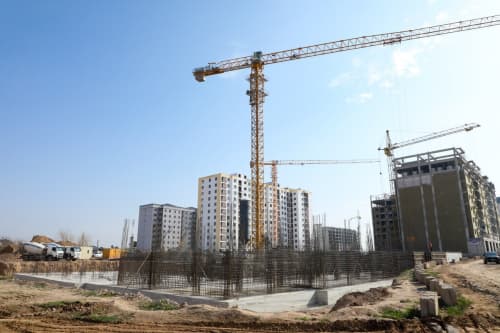 Қурилиш соҳасидаги лойиҳалар ижроси ўрганилди