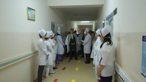 Termiz shahrida ko‘p qavatli turar joylarga xizmat ko‘rsatish hamda tibbiyot sohasidagi vazifalar ijrosi o‘rganildi