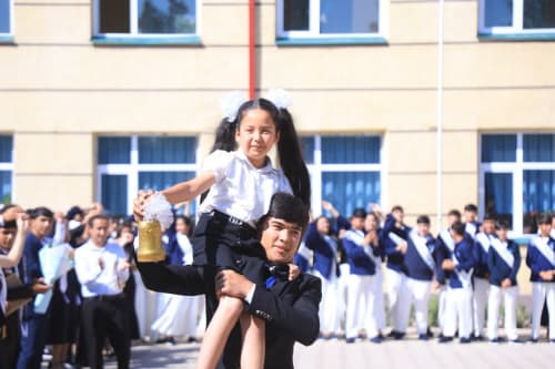 Mamlakatimizning barcha hududlari singari Surxondaryo viloyatidagi mingdan ortiq ta’lim muassasasida ham “Yuksak ma’rifatli avlod – Uchinchi Renessans poydevori!” shiori ostida “So‘nggi qo‘ng‘iroq” tadbirlari bo‘lib o‘tdi.
