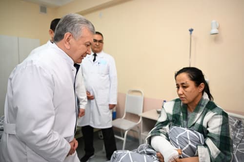 Президент Шавкат Мирзиёев посетил Сырдарьинский филиал Республиканского научного центра экстренной медицинской помощи.