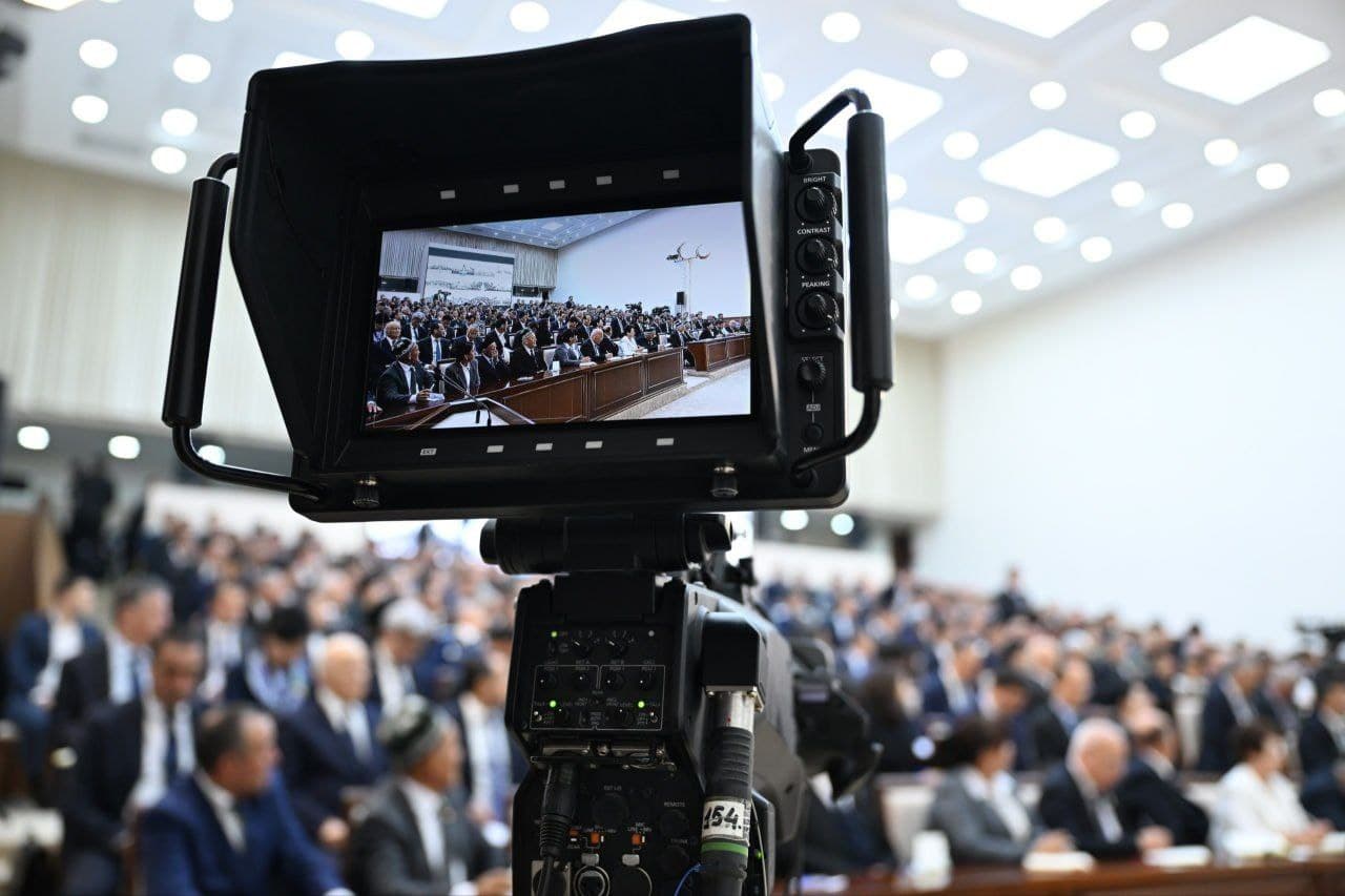 Viloyatdagi o‘rta va yirik korxonalarning aksariyati Sirdaryo, Guliston, Sayxunobod, Mirzaobod tumanlari va Guliston shahriga to‘g‘ri keladi. 