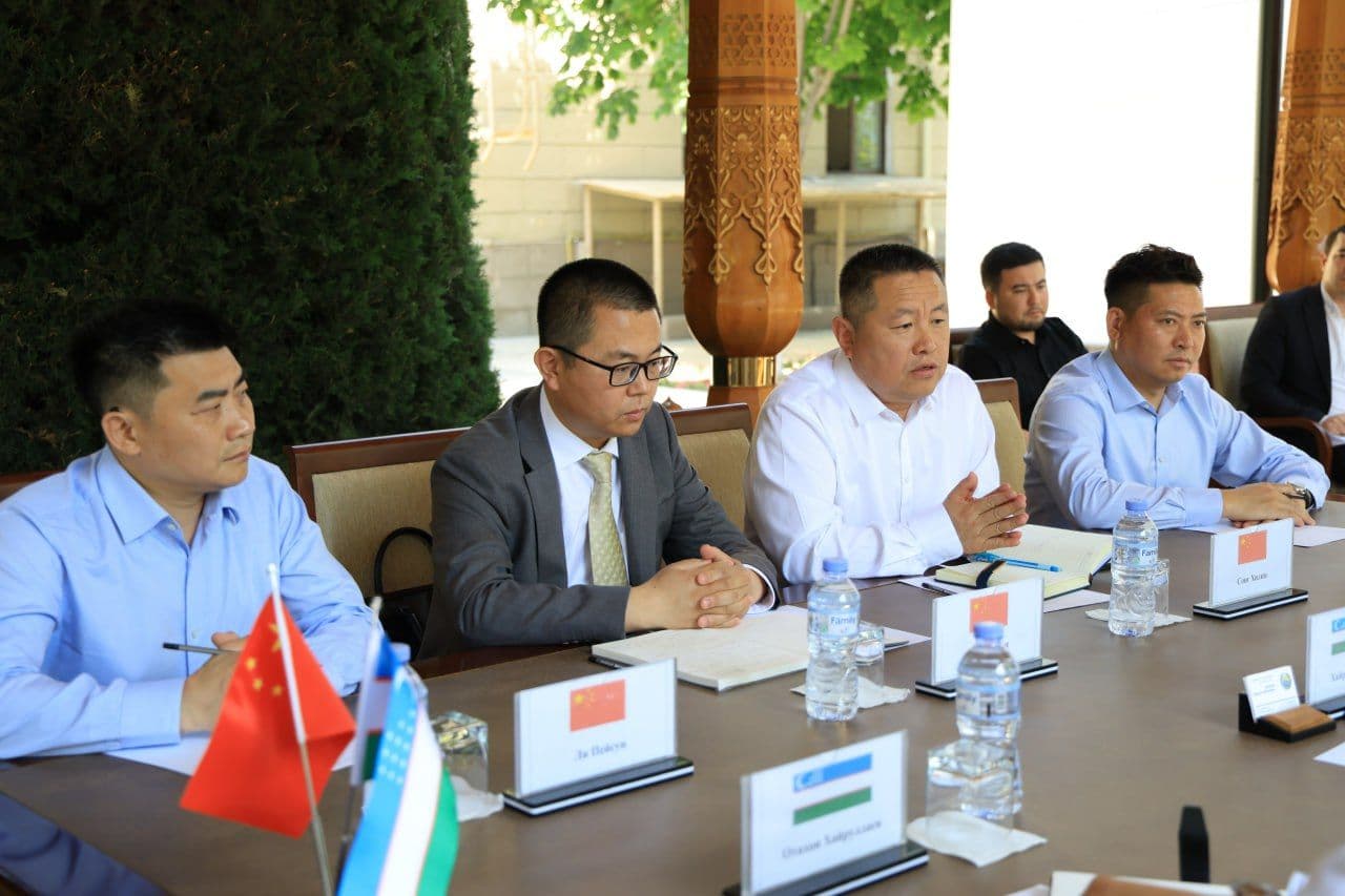 Вилоят ҳокими Хайрулло Бозоров Хитойнинг “China Highway Vehicle Machinery Co., Ltd” компанияси вакилларини қабул қилди