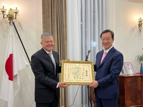 Rishton tumani va Yaponiyaning Maydzuru shahri o‘rtasida imzolangan memorandum asosida har yili Rishton tumanidagi yapon tiliga ixtisoslashgan maktab o‘quvchilari ushbu mamlakatda grant asosida ta’lim olish imkoniyatiga ega bo‘lib kelmoqda