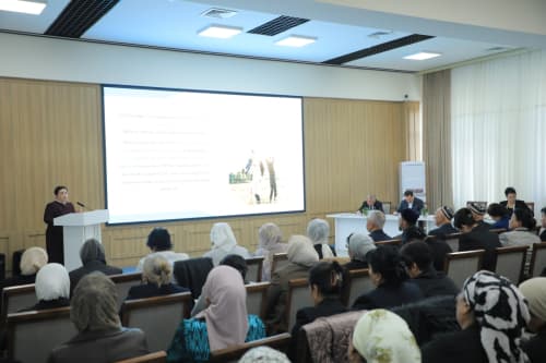 Viloyat axborot-kutubxona markazida “Oila va nikoh – muqaddas” mavzusida seminar tashkil etildi