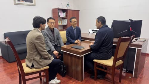 Viloyat hokimi Xayrullo Bozorov Janubiy Koreyaning yirik qurilish kompaniyalaridan biri — BOMI Engineering Construction kompaniyasi vitse-prezidenti Kim Tay Sou boshchiligidagi delegatsiya bilan uchrashdi.